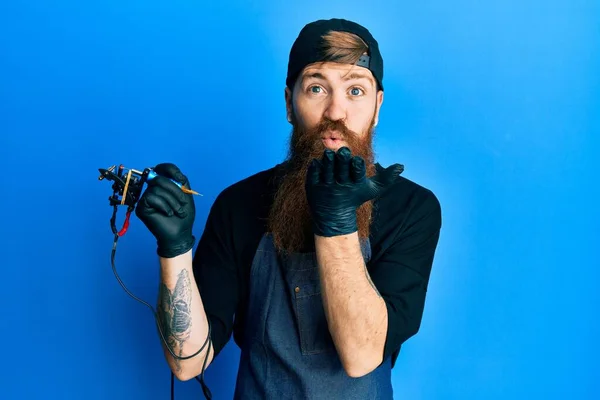 Homem Ruivo Com Longo Artista Tatuagem Barba Vestindo Uniforme Profissional — Fotografia de Stock