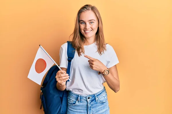 Hermosa Mujer Rubia Estudiante Intercambio Sosteniendo Bandera Japón Sonriendo Feliz —  Fotos de Stock