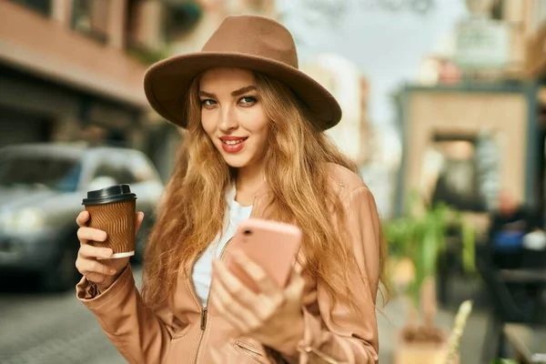 Jovencita Rubia Usando Smartphone Tomando Café Ciudad —  Fotos de Stock