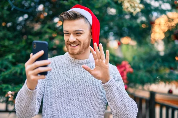 Jonge Blanke Man Draagt Kerst Hoed Doen Videogesprek Met Behulp — Stockfoto