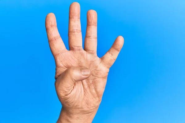 Mano Del Hombre Hispano Mayor Sobre Fondo Azul Aislado Contando — Foto de Stock