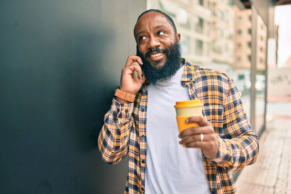 Hombre Afroamericano Moderno Guapo Con Barba Hablando Por Teléfono Ciudad —  Fotos de Stock