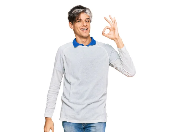手や指でOkの看板をしながら積極的に笑顔カジュアルな服を着た若いヒスパニック系の男 成功した表現 — ストック写真