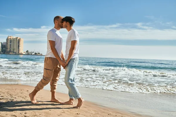 Jovem Gay Casal Beijos Praia — Fotografia de Stock