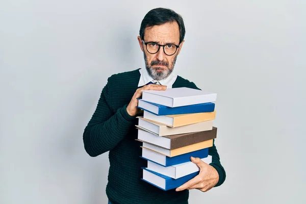 Homem Hispânico Meia Idade Segurando Uma Pilha Livros Deprimidos Preocupar — Fotografia de Stock