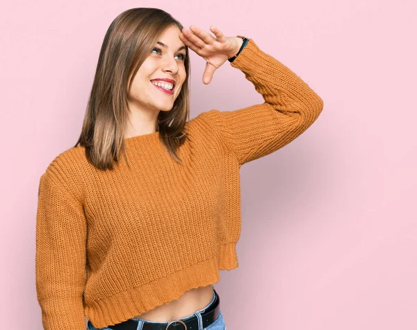 Mooie Blanke Vrouw Draagt Casual Kleding Erg Blij Glimlachend Ver — Stockfoto