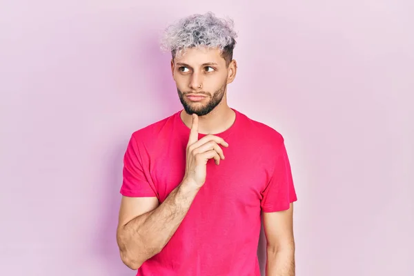 Fiatal Spanyol Férfi Modern Festett Hajjal Alkalmi Rózsaszín Pólót Visel — Stock Fotó