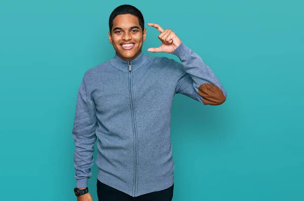 Ung Stilig Hispanic Man Bär Casual Sweatshirt Leende Och Självsäker — Stockfoto