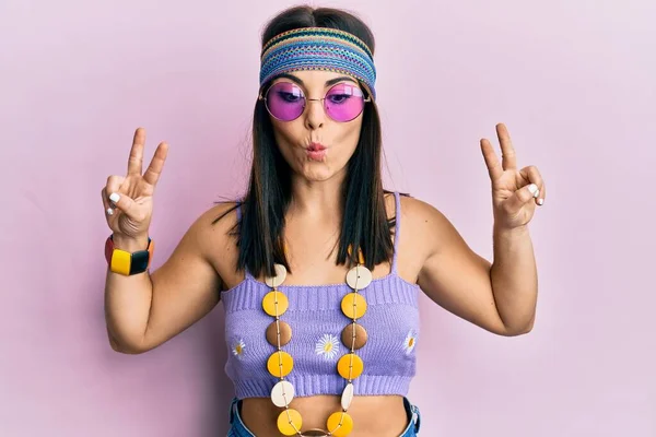 Joven Morena Vestida Estilo Bohemio Hippie Haciendo Símbolo Paz Haciendo — Foto de Stock