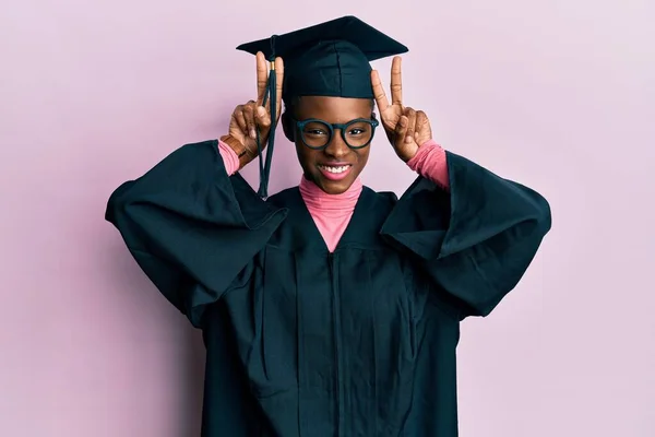 Genç Afrikalı Amerikalı Kız Mezuniyet Şapkası Tören Cübbesi Takıyor Komik — Stok fotoğraf