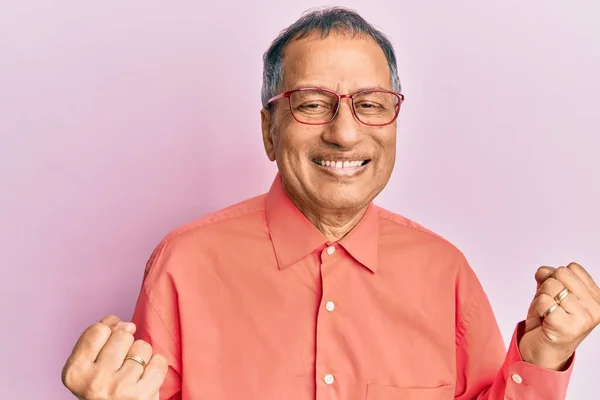 Człowiek Średnim Wieku Indianin Luźnych Ubraniach Okularach Bardzo Szczęśliwy Podekscytowany — Zdjęcie stockowe