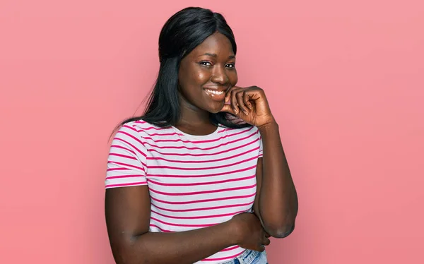 Mujer Joven Africana Con Camiseta Rayas Casuales Que Mira Con — Foto de Stock