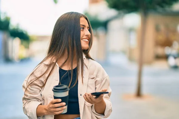Menina Hispânica Jovem Sorrindo Feliz Usando Smartphone Beber Tirar Café — Fotografia de Stock