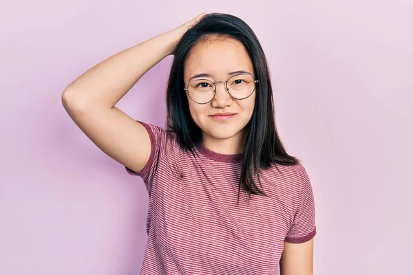 Menina Chinesa Jovem Vestindo Roupas Casuais Óculos Confundem Perguntam Sobre — Fotografia de Stock