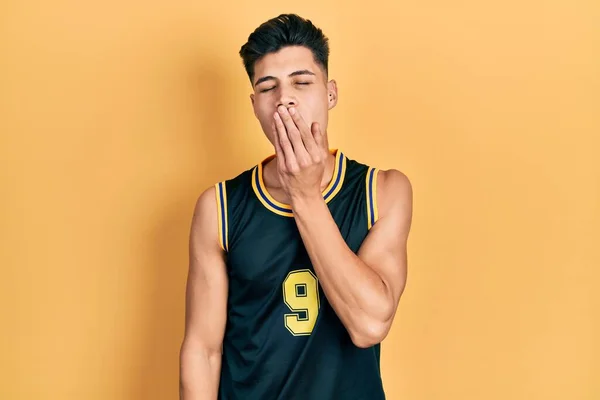 Молодой Латиноамериканец Баскетбольной Форме Устал Зевать Прикрывая Рот Рукой Беспокойство — стоковое фото