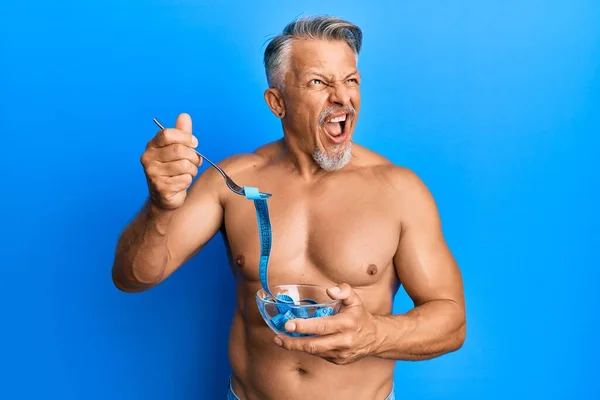 Średniego Wieku Siwy Mężczyzna Bez Koszulki Miernik Jedzenia Robi Dietę — Zdjęcie stockowe