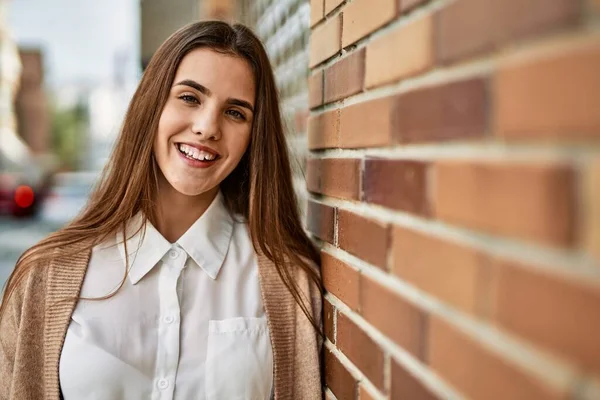 Junge Hispanische Geschäftsfrau Lächelt Glücklich Der Stadt — Stockfoto
