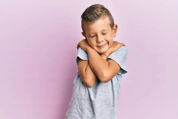 Adorabile Ragazzo Caucasico Che Indossa Abiti Casual Abbracciandosi Felice Positivo — Foto Stock