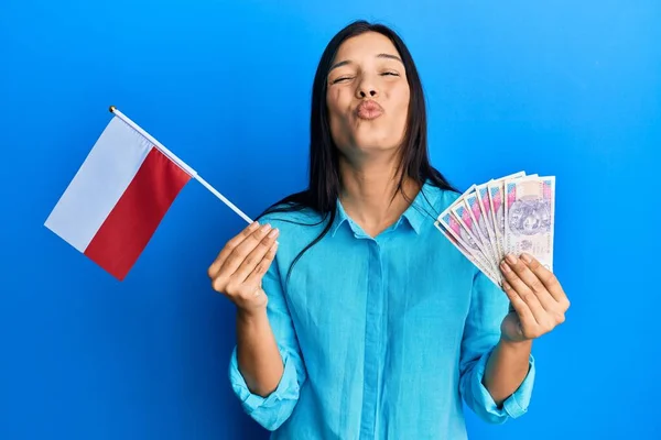 Mladá Latinská Žena Držící Polskou Vlajku Zloté Bankovky Dívající Kamery — Stock fotografie