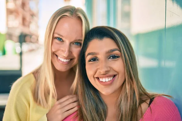 Two Beautiful Young Girl Friends Together Having Fun City — Stock Photo, Image