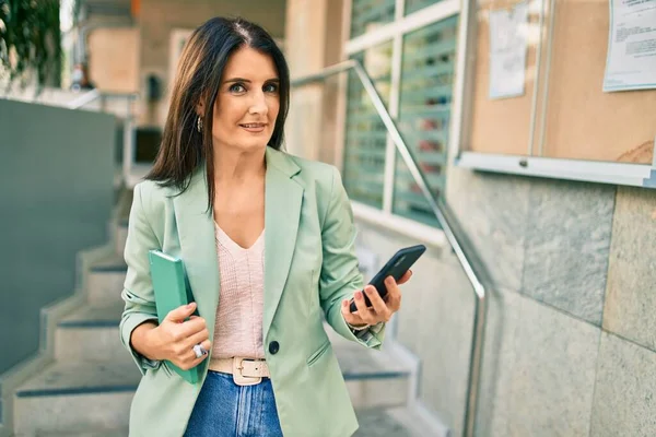 Självsäker Affärskvinna Bär Elegant Kostym Stående Gatan Med Hjälp Smartphone — Stockfoto