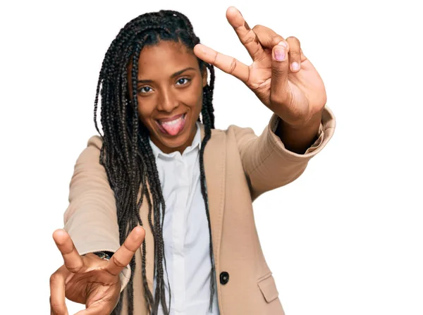 Afroamerikanerin Businessjacke Lächelt Mit Herausgestreckter Zunge Und Zeigt Finger Beider — Stockfoto