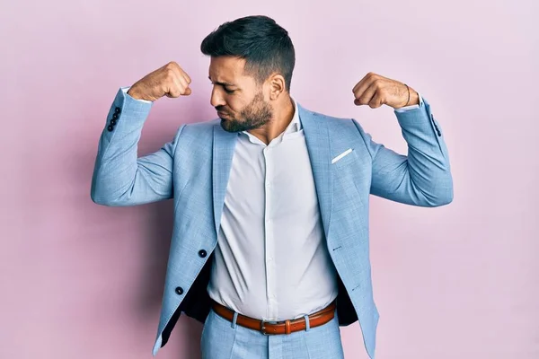 Joven Hombre Negocios Hispano Con Chaqueta Negocios Mostrando Los Músculos —  Fotos de Stock