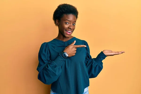 Genç Afro Amerikan Kızı Gündelik Giysiler Giyip Kameraya Hayret Ediyor — Stok fotoğraf