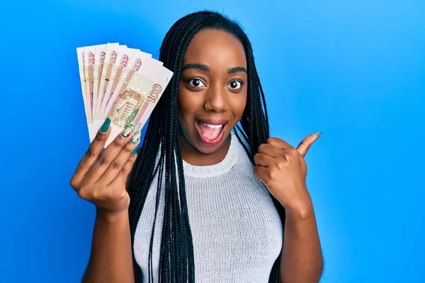 Mladá Africká Americká Žena Drží Ruské 100 Rublů Bankovky Ukazující — Stock fotografie