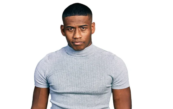 Junger Schwarzer Mann Lässigem Shirt Entspannt Mit Ernstem Gesichtsausdruck Einfacher — Stockfoto