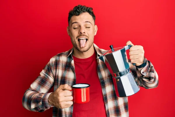 Jonge Spaanse Man Drinkt Italiaanse Koffie Steekt Tong Uit Gelukkig — Stockfoto