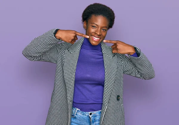 Молода Афроамериканська Дівчина Повсякденному Одязі Посміхається Радості Показуючи Показуючи Пальцями — стокове фото