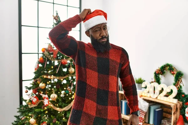 Африканский Американец Шляпе Санта Клауса Стоящий Рождественской Елки Запутался Задавался — стоковое фото