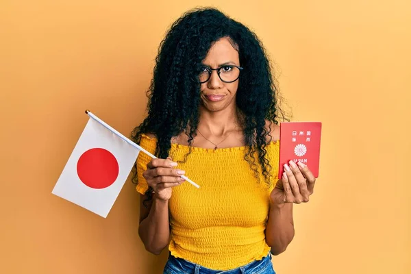 Afro Amerikaanse Vrouw Van Middelbare Leeftijd Met Japanse Vlag Paspoort — Stockfoto