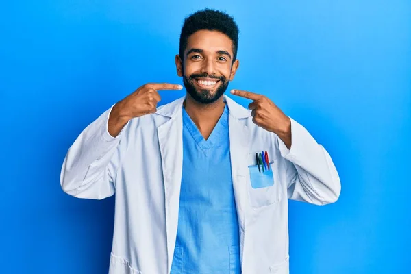 Schöner Hispanischer Mann Mit Bart Doktoruniform Fröhlich Lächelnd Und Mit — Stockfoto