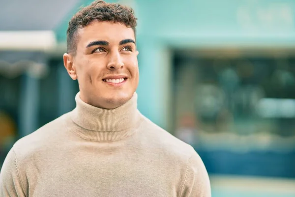 Mladý Hispánec Šťastně Usmívá Když Stojí Městě — Stock fotografie