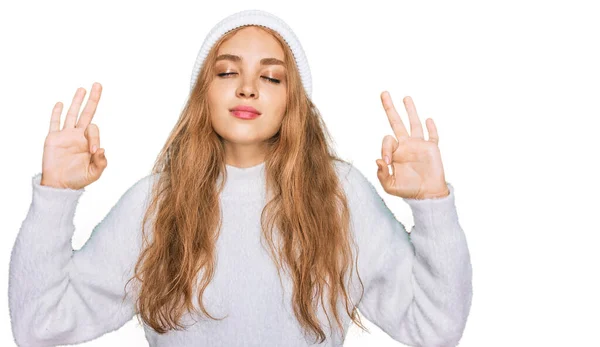 Mladá Běloška Oblečená Vlněného Svetru Zimní Čepice Odpočívá Usmívá Zavřenýma — Stock fotografie