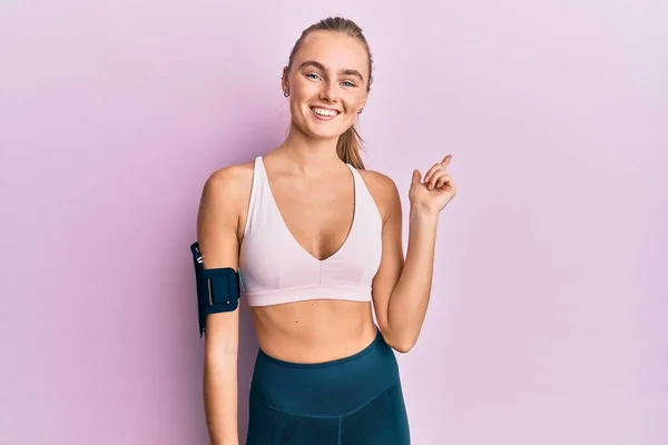 Mulher Loira Bonita Vestindo Roupas Esportivas Braçadeira Com Grande Sorriso — Fotografia de Stock