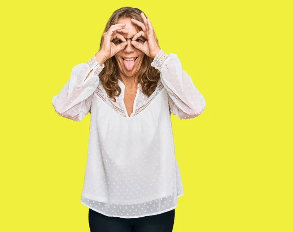 Mulher Loira Meia Idade Vestindo Camisa Branca Casual Óculos Fazendo — Fotografia de Stock