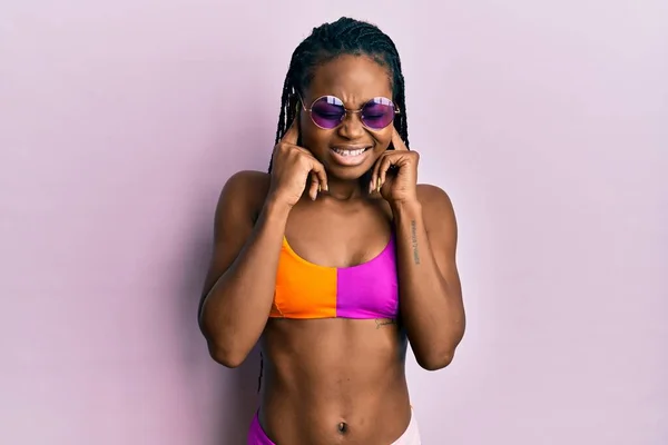 Genç Afro Amerikan Kadın Bikini Güneş Gözlüğü Takıyor Yüksek Sesli — Stok fotoğraf