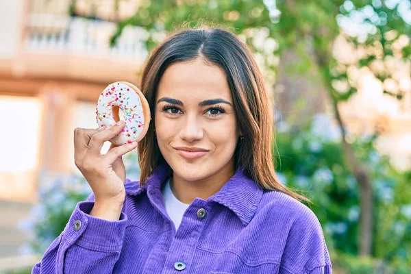 Joven Mujer Hispana Sonriendo Feliz Sosteniendo Donut Ciudad — Foto de Stock