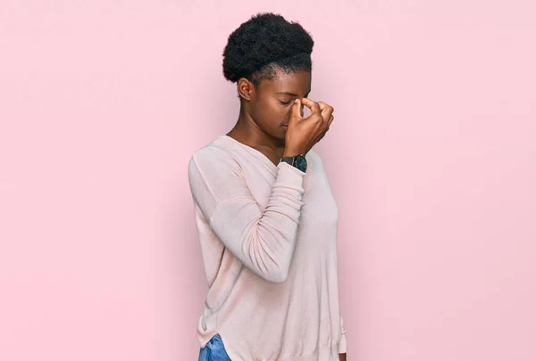 Mladá Afroameričanka Neformálním Oblečení Unavená Třením Nosu Očí Pociťuje Únavu — Stock fotografie