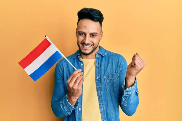 Ung Arabisk Man Håller Holland Flagga Skriker Stolt Firar Seger — Stockfoto