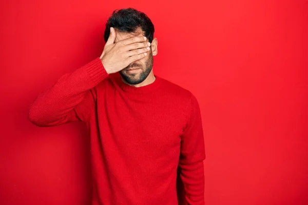 Beau Homme Avec Barbe Portant Pull Rouge Décontracté Couvrant Les — Photo