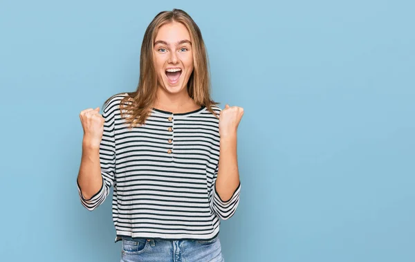 Bella Donna Bionda Che Indossa Abiti Casual Che Celebrano Sorpreso — Foto Stock