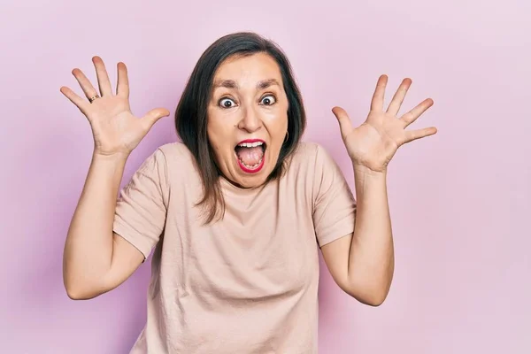 Donna Ispanica Mezza Età Indossa Abiti Casual Che Celebrano Pazzo — Foto Stock