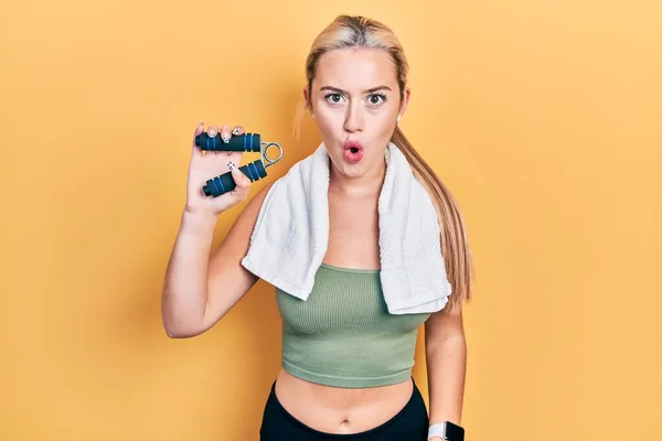 Junges Blondes Mädchen Trainiert Muskeln Mit Handgriff Verängstigt Und Erstaunt — Stockfoto