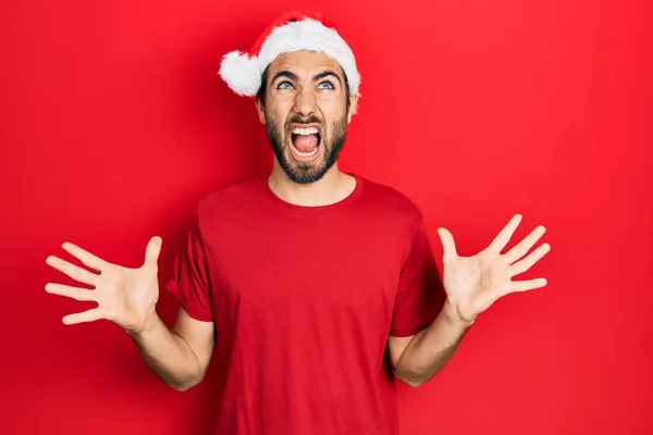 Jeune Homme Hispanique Portant Chapeau Noël Fou Fou Criant Criant — Photo