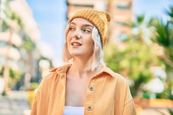 Jovem Loira Sorrindo Feliz Parque — Fotografia de Stock