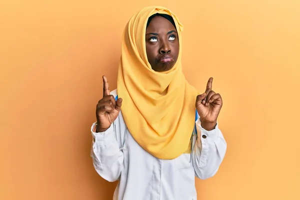 Bella Giovane Donna Africana Vestita Medico Uniforme Hijab Che Punta — Foto Stock